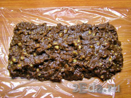 Расстилаем пищевую плёнку и выкладываем на неё смесь из печенья с какао.