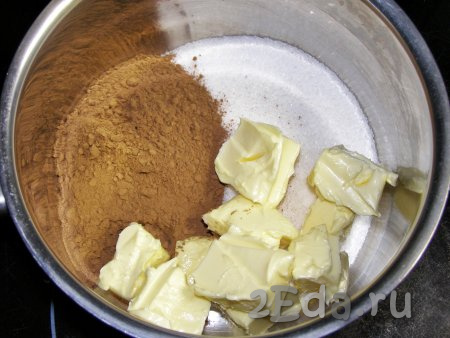 В небольшую кастрюлю кладём сахар, какао и сливочное масло (для удобства его можно нарезать кубиками).