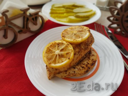 Благодаря запеканию в пергаменте и добавлению лимона, куриное филе получается очень нежным, сочным и ароматным. Подавайте мясо в горячем виде с любым гарниром или с овощным салатом.