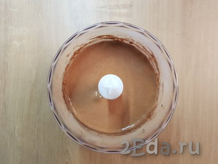 Блендером взбить содержимое чаши до однородной массы. По консистенции тесто получается, как достаточно густая сметана.