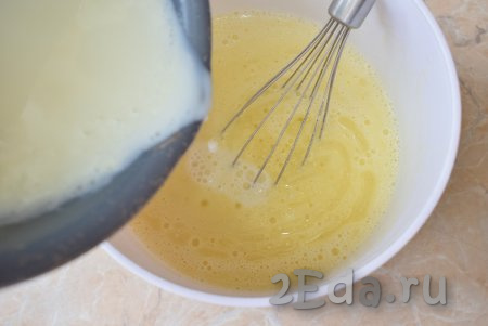 Влейте понемногу к картофельному пюре растительное масло и горячее молоко, перемешивая венчиком.