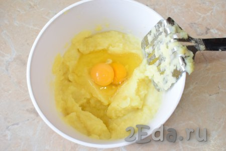 Переложите пюре в достаточно объёмную чашу, добавьте к нему яйца и ещё раз разомните пюре, тщательно вмешивая яйца. Картофельное пюре должно получиться однородным, в нём не должно быть не размятых кусочков картошки.