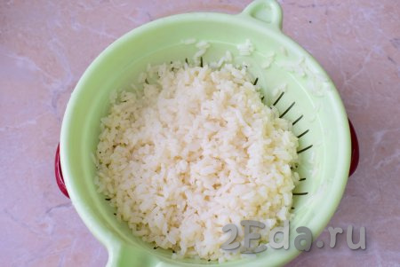Готовые рисинки станут мягкими, но при этом они должны хорошо держать форму (не должны быть разваренными). Откиньте готовый рис на дуршлаг и оставьте на некоторое время, чтобы стекла лишняя жидкость.