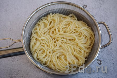 К этому времени уже сварились спагетти. Откидываем их на дуршлаг (или сито) и даём стечь лишней жидкости. Промывать макароны не нужно.