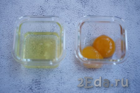 Теперь пришло время заняться соусом. Для начала нужно разделить яйца на желтки и белки. Белки нам в этом рецепте не понадобятся, для приготовления соуса используются только желтки.