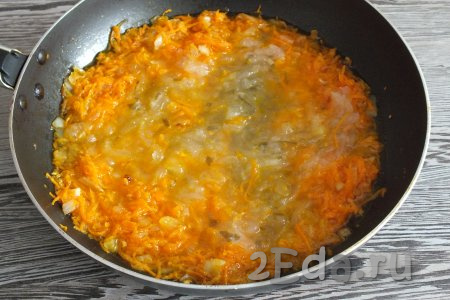 Натёртые огурцы с рассолом вылейте в сковороду к обжаренным луку и моркови, доведите до кипения, затем прогрейте на небольшом огне в течение 3 минут.