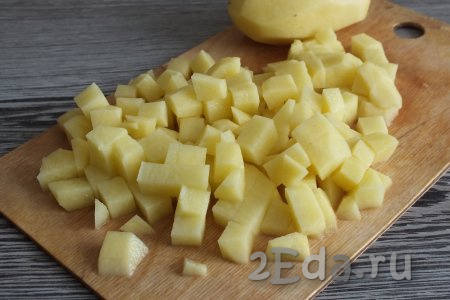 Нарежьте очищенный картофель на кубики со стороной, примерно, 1 см.