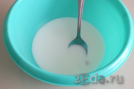 В миске соедините тёплую воду и тёплое молоко (температура смеси воды и молока не должна быть выше 40 градусов), раскрошите дрожжи (или всыпьте сухие дрожжи) и перемешайте до растворения.