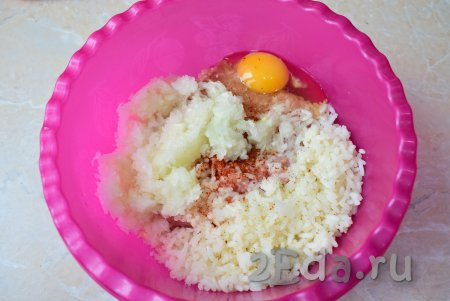 К фаршу с рисом добавьте очищенную луковицу, пропущенную через мясорубку, яйцо, специи и соль по вкусу, тщательно перемешайте.
