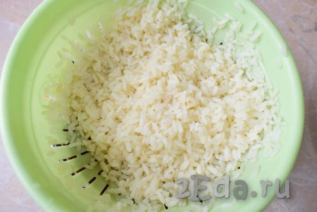 Рис тщательно промойте, выложите в кастрюлю с кипящей водой (воды должно быть раза в 3 больше, чем риса), а после закипания, уменьшив огонь, варите минут 20-25 (рис должен стать мягким).  Откиньте сваренный рис на дуршлаг, оставьте на некоторое время, чтобы рис немного остыл и стекла лишняя жидкость. Для приготовления тефтелей понадобится 80-100 грамм варёного риса. Обычно я варю рис с запасом, чтобы его можно было использовать и в качестве гарнира.