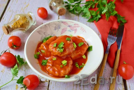 Куриные тефтели в томатном соусе на сковороде