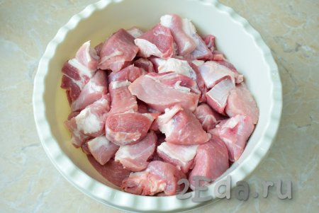 Для приготовления шашлыка идеальным вариантом будет использовать свиную шею. Благодаря тому, что в ней есть немного сала, шашлык не будет сухим. Нарежьте свинину на кусочки, примерно, одинакового размера и сложите в достаточно объёмную посуду, в которой будет мариноваться мясо.