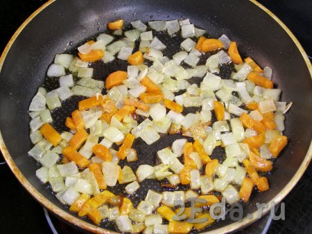 В сковородке на подсолнечном масле обжариваем морковку с луком, помешивая, в течение 5-6 минут (до размягчения овощей) на среднем огне. Старайтесь не допустить пригорания лука - это может испортить вкус и цвет будущего паштета.