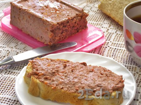Печёночный паштет из свиной печени, приготовленный в домашних условиях, получается нежным, мягким и очень аппетитным. Намазываем его на кусочек булочки (или хлебушка) и подаём к столу.