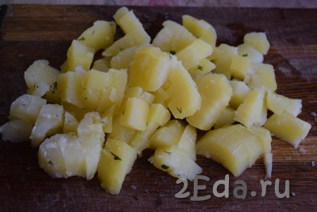 Варёный картофель остудить и нарезать на довольно крупные кубики.