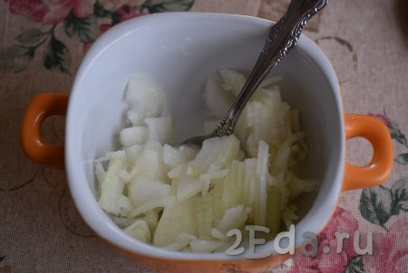 Нарезанную луковицу выложить в пиалу, добавить 1 чайную ложку сахара, 1 столовую ложку 9% уксуса и щепотку соли.
