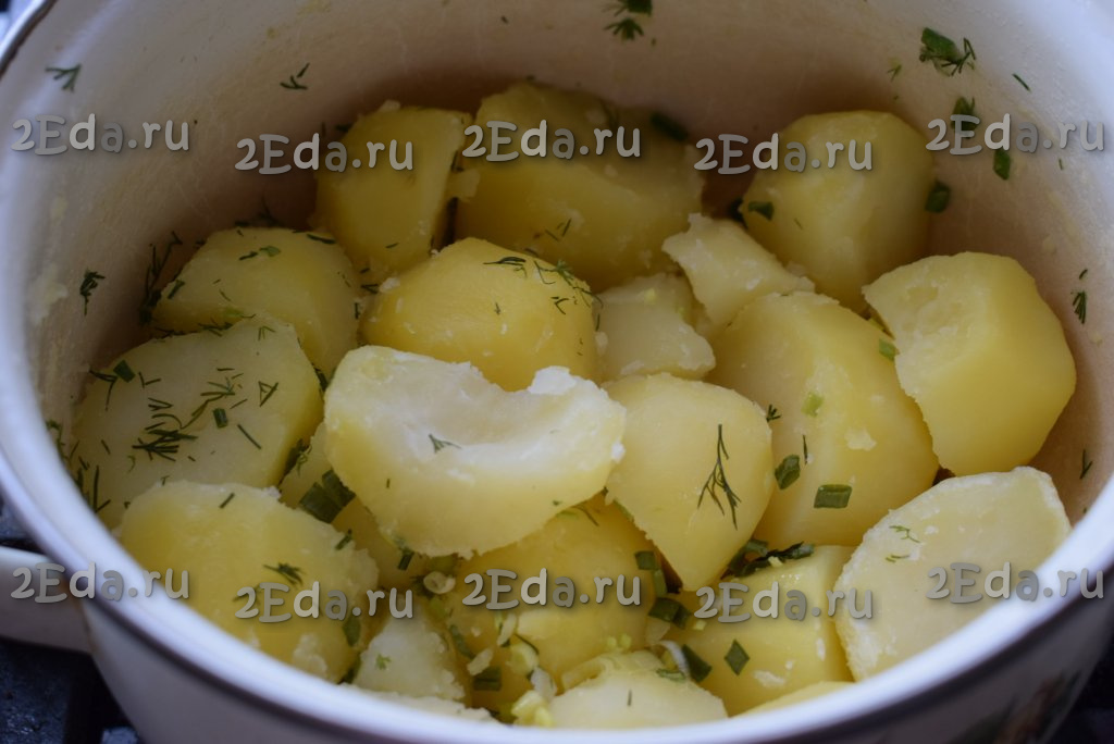 Салат с картофелем и солеными огурцами
