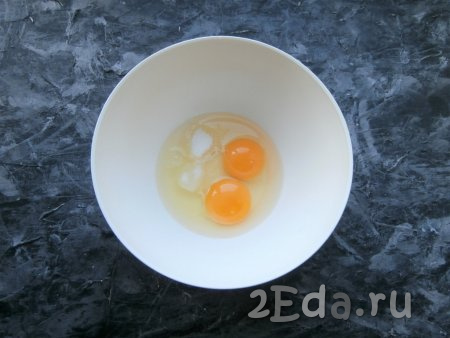 Яйца разбить в достаточно глубокую миску, добавить к ним сахар, соль и ванильный сахар.