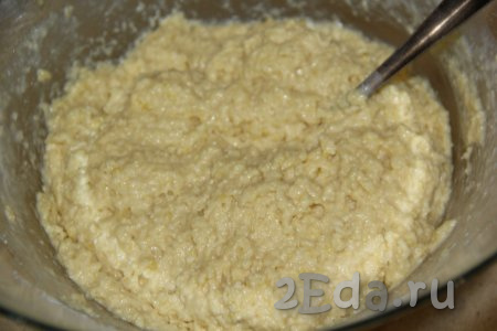Тесто для приготовления кокосовых вафель получится в меру густым.