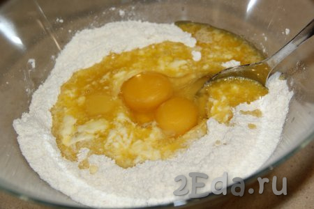 В сухие ингредиенты добавить яйца и растопленное не горячее масло.