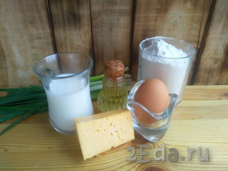 Подготовить ингредиенты для приготовления сырных лепёшек на молоке с зеленью на сковороде.