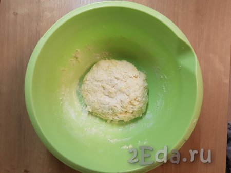 Тщательно перемешать ложкой все ингредиенты, затем вымесить тесто (должно получиться слегка липкое тесто).