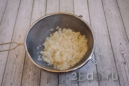 Пока мясо тушится с овощами, займёмся рисом. Отмеряем 250 грамм длиннозёрного риса и тщательно промываем под проточной водой, даём стечь лишней воде. Помните, плов, да и любой рассыпчатый гарнир из риса, нужно готовить именно из длиннозёрных сортов. Круглозёрный или среднезёрный для этих целей не подойдёт, эти сорта содержат больше крахмала, а значит рисинки будут слипаться.