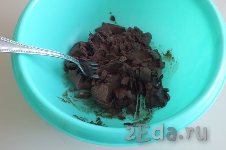 Выложите шоколадное масло в миску и оставьте при комнатной температуре, чтобы оно согрелось и размягчилось, затем хорошо разомните вилкой.