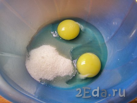 В миску кладём сахар, соль, добавляем яйца и перемешиваем венчиком. До однородного состояния перемешивать необязательно.
