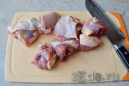 Для приготовления плова можно использовать любые части курицы. Порубите курочку на кусочки небольшого размера.