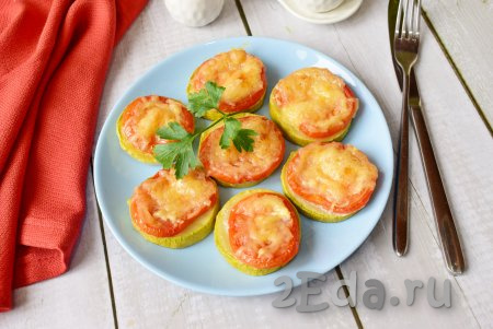 Кружочки кабачка, запечённые с помидорами, сыром и чесноком в духовке, - это вкусная, полезная и очень аппетитная закуска, которой непременно стоит порадовать себя и своих близких!