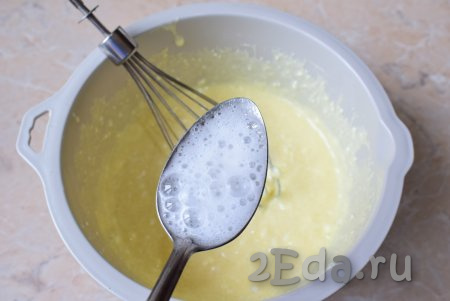 Соду погасите уксусом (она начнёт пениться), добавьте её в миску к творожно-яичной массе, перемешайте.