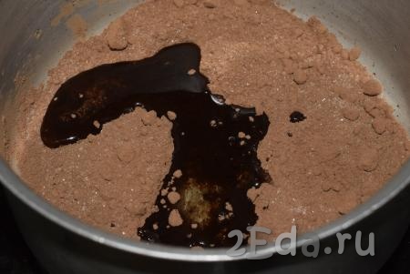 К смеси какао и сахара добавляем растительное масло и воду.