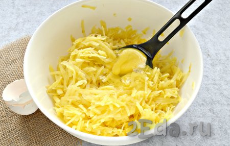 Картофель очистить, ополоснуть холодной водой. Измельчить картошку с помощью тёрки с крупными ячейками. В получившуюся картофельную массу сразу вбить сырое куриное яйцо, перемешать.