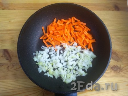 Пока варится суп, очищенную морковь нарезать брусочками, очищенную луковицу лучше нарезать достаточно мелко, выложить овощи на сковороду с разогретым маслом.