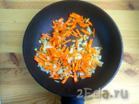 Обжарить  до золотистого цвета морковку с луком на среднем огне, не забывая периодически помешивать, и переложить в кастрюлю с супом с картошкой и куриной печенью.