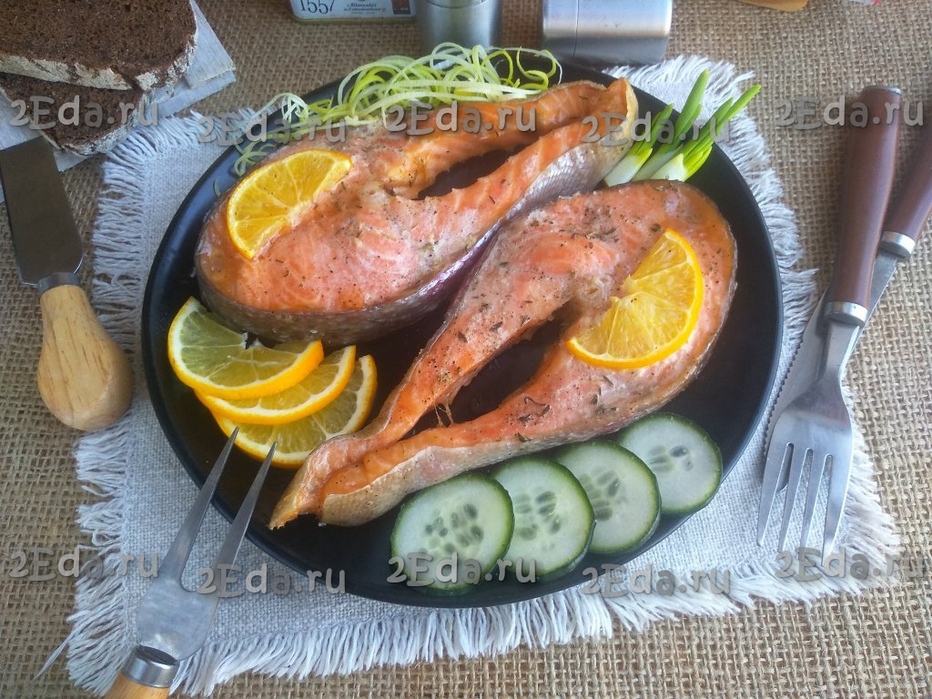 Рыбные стейки с овощами в фольге: рецепт - Лайфхакер