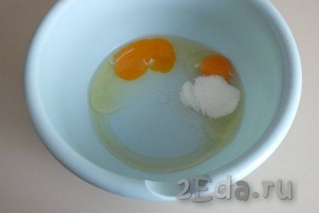 В миску побольше разбейте яйца, добавьте сахар, соль.