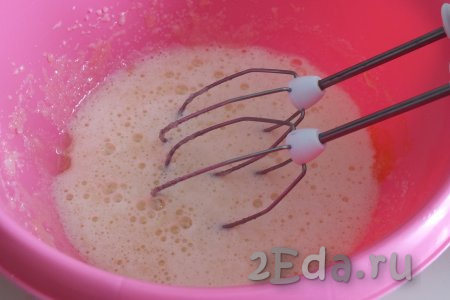 В достаточно объёмную миску разбейте яйца, всыпьте соль и сахар, взбейте миксером, должна получиться пышная, белая яично-сахарная масса.