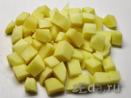Картофель моем, очищаем от кожуры, нарезаем кубиками и кладём на некоторое время в холодную воду, чтобы избавиться от лишнего крахмала.