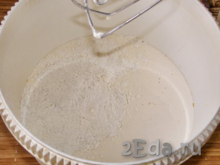 Пересыпаем сухую мучную смесь в яично-сахарную массу и взбиваем миксером ещё минут 5 (до однородного состояния). Тесто должно получиться гладким, в меру густым.