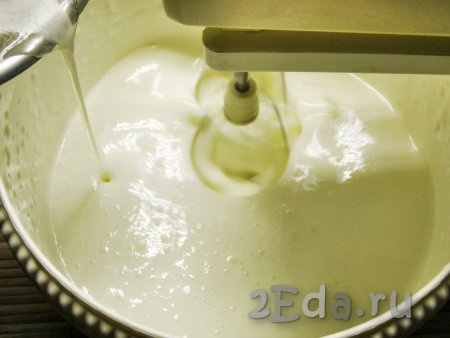 Тонкой струйкой вливаем горячий желатин в смесь сметаны с сахаром, не переставая взбивать миксером (взбиваем недолго, минуты 2).