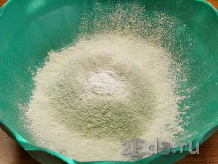 В отдельную миску просеиваем муку, добавляем в неё разрыхлитель теста, щепотку соли и ванильный сахар, перемешиваем.