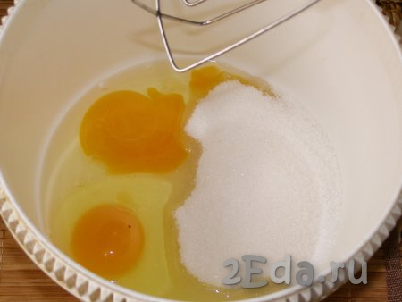Сначала приготовим бисквит, для этого в чашу миксера всыпаем сахар и добавляем яйца. Взбиваем миксером минут 10, пока кристаллики сахара не растворятся.