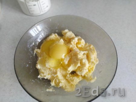 Теперь добавить яйцо и размять массу вилкой до однородности.