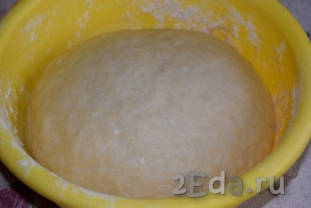 За время расстойки (в течение 1,5 часов) тесто хорошо подойдёт и увеличится в размерах.