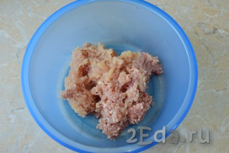 Куриное филе (или мясо, срезанное с любых других частей курицы) нарежьте на кусочки и пропустите через мясорубку.