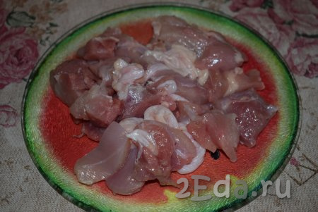 600 грамм куриного мяса без костей нарезаем небольшими кусочками.