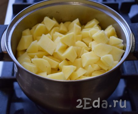 Когда курочка протушится с луком минут 7-8, добавляем в кастрюлю нарезанный картофель.