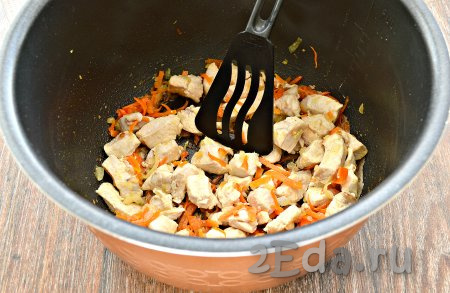 Продолжить готовить на режиме "Жарка" в течение 10 минут, не забывая время от времени перемешивать кусочки филе с овощами.